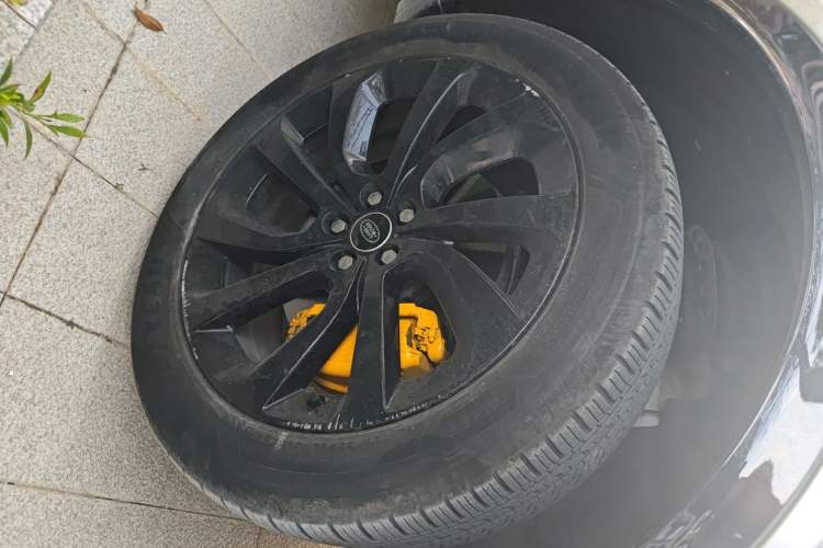 Used Land Rover Discovery Sport 2024 Luxury Custom Edition Right Front Wheel Hub