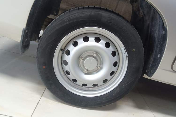 Used Dongfeng Fengon 380 2022 1.5L Standard Edition 7-Seater Passenger Vehicle