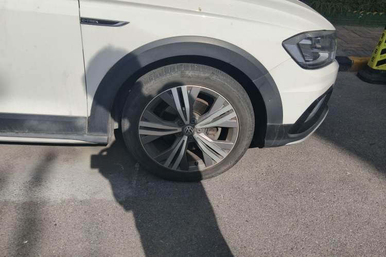 Used Volkswagen C-TREK 2018 230TSI DSG Luxury Version Right Front Wheel Hub