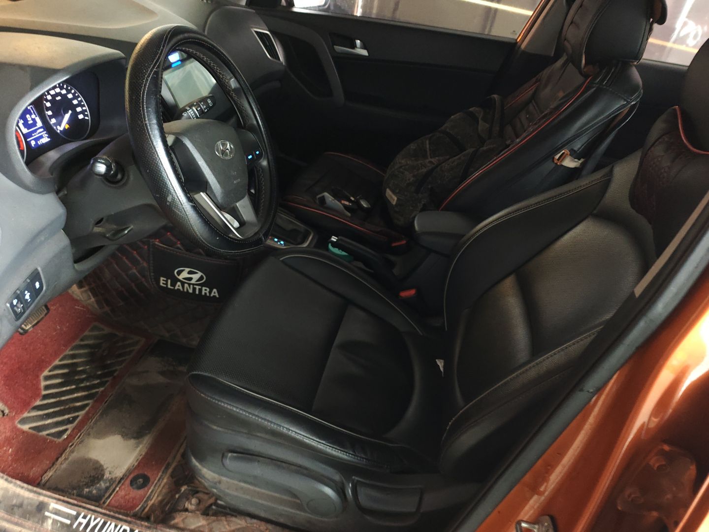 المقاعد الأمامية داخل السيارة