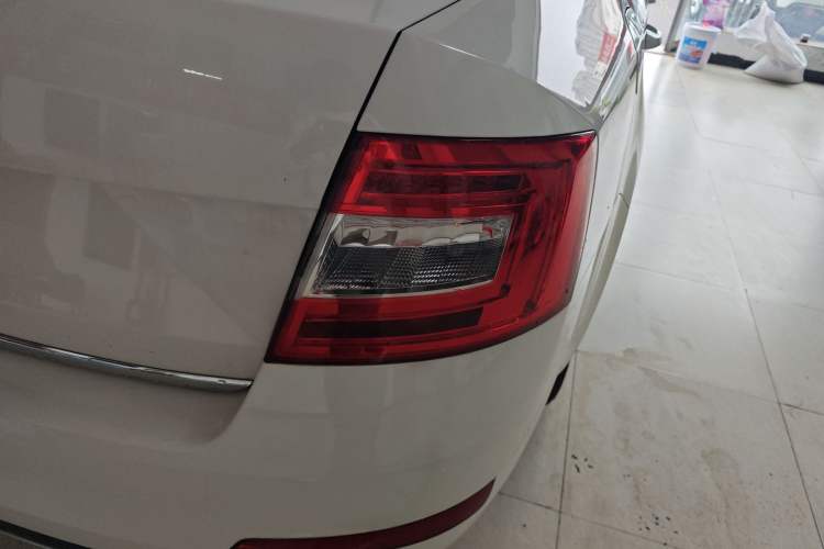 Used Skoda Octavia 2017 1.6L Automatic Smart Drive Edition Right Rear Taillight