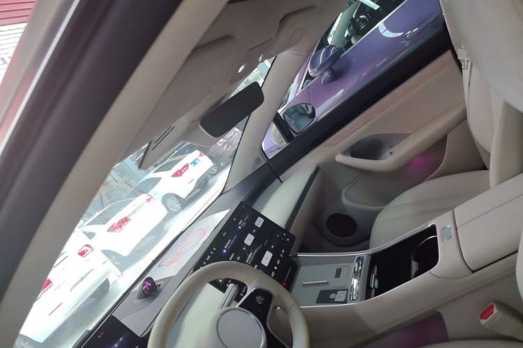 Used Hima Luxeed S7 2025 855 km Max Headliner