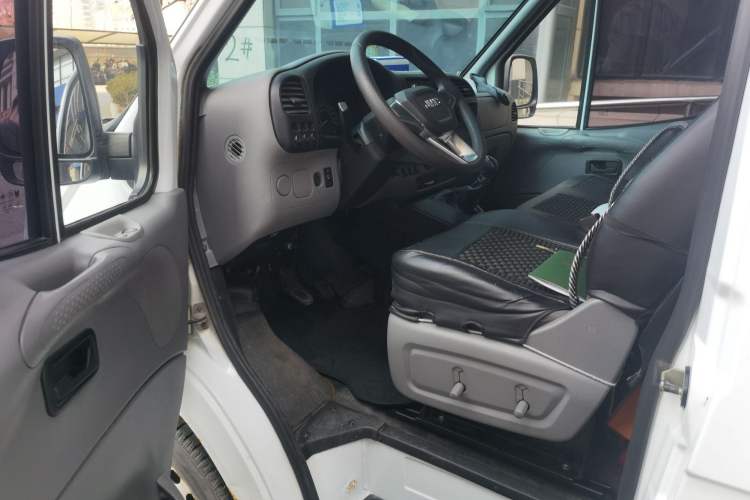 Used JMC Transit 2019 2.8T Commercial Version Short Wheelbase Mid-Roof 3-Seater China VI Standard JX493