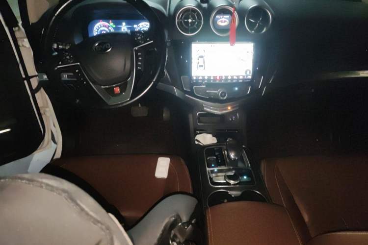 Used BYD Tang New Energy 2015 2.0T Four-Wheel-Drive Flagship Model Center Console