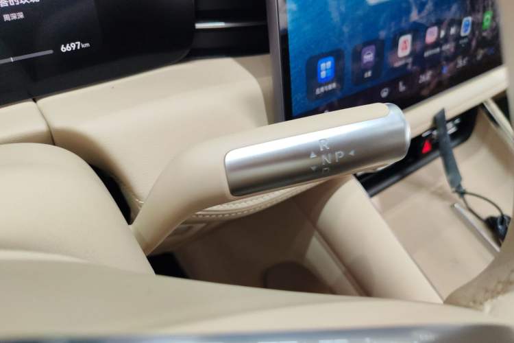 Used Hima AITO M5 2025 Extended-Range Ultra All-Wheel-Drive Version Gear Lever