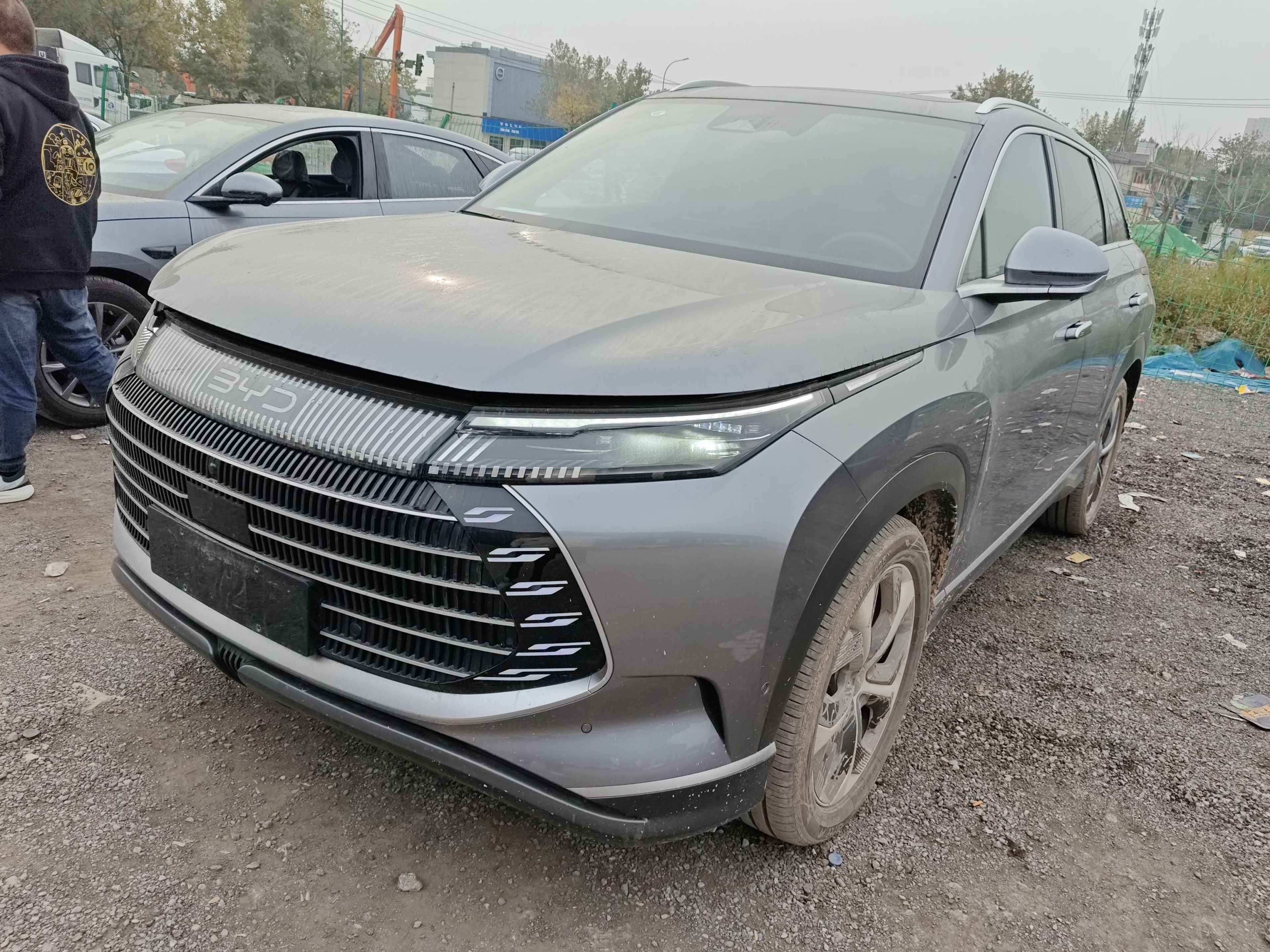 Под передней частью автомобиля