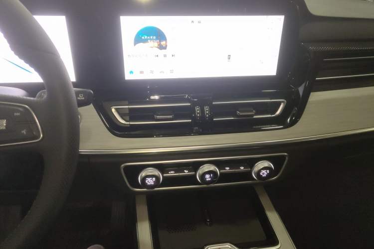 Used Hongqi HS5 2025 2.0T Two-Wheel Drive 600 000-Vehicle Commemorative Edition Audio And AC Panel