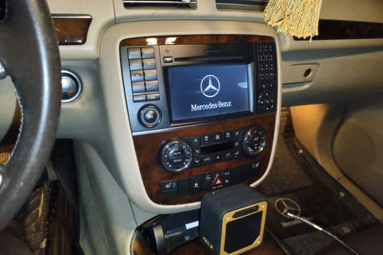 Used Mercedes-Benz R-Class 2010 R 350 L 4MATIC Audio And AC Panel