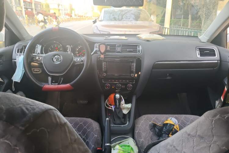 Used Volkswagen Sagitar 2015 230TSI Automatic Luxury Model Center Console