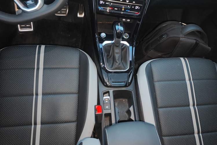 Used Volkswagen T-ROC 2025 300TSI DSG Two-Wheel Drive Chen Guang Edition Gear Lever