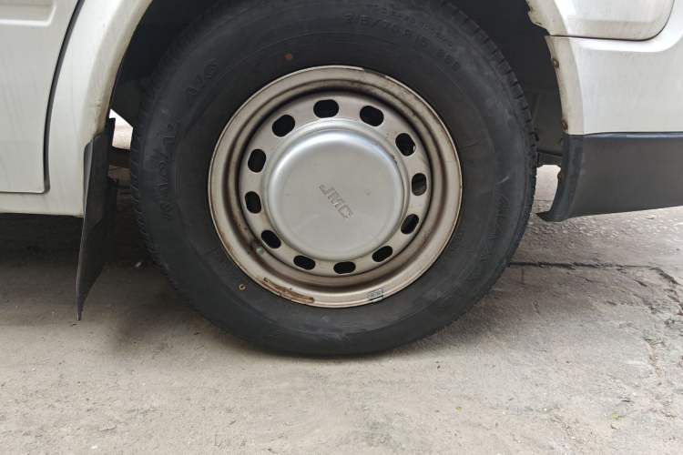 Used JMC Transit 2019 2.8T Commercial Version Short Wheelbase Mid-Roof 6-Seater China VI JX493 Right Front Wheel Hub