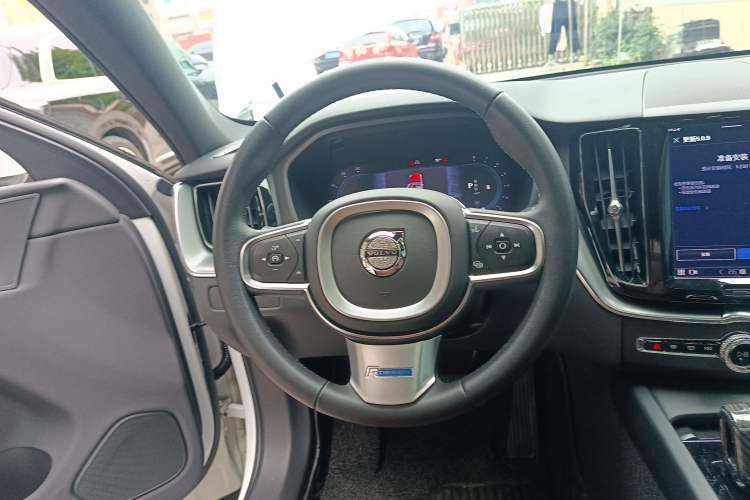 Used Volvo XC60 2023 B5 4x4 Smart Luxury Edition
