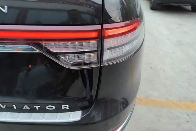 Used Lincoln Aviator 2020 3.0T V6 All-Wheel Drive Executive Version Right Rear Taillight