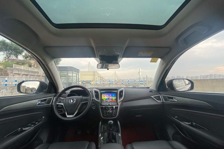 Used CHANGAN CS75 2017 Shangkui Edition 1.5T Manual Luxury Model Center Console