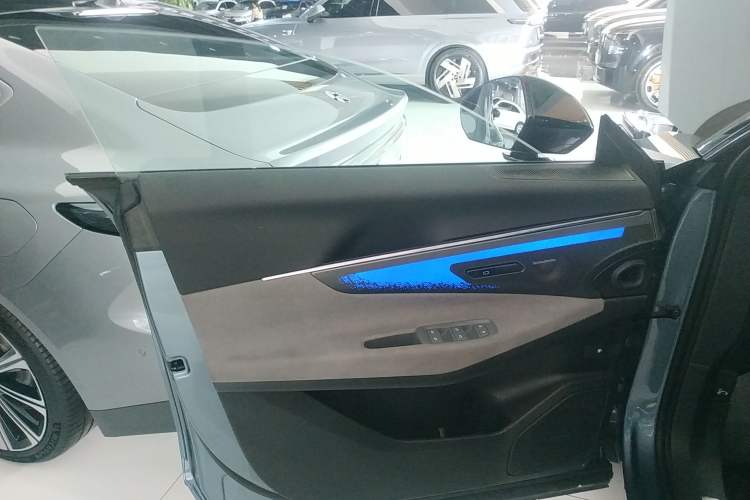 Used Lynk & Co 08 EM-P 2025 220 km All-Wheel-Drive Performance Halo