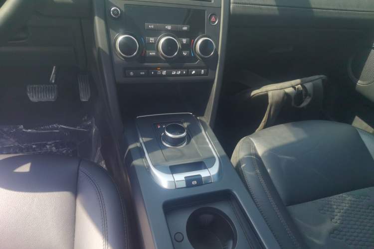 Used Land Rover Discovery Sport 2018 240 PS PURE Edition Gear Lever