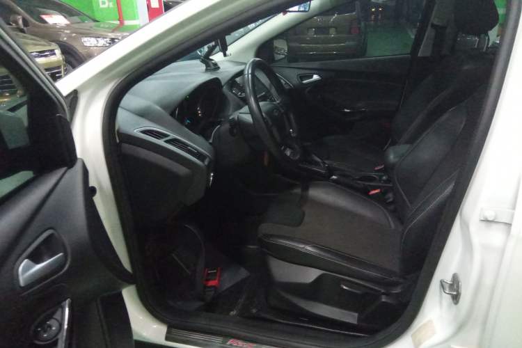 Used Ford Focus 2012 Sedan 1.6L Automatic Fashion Edition
