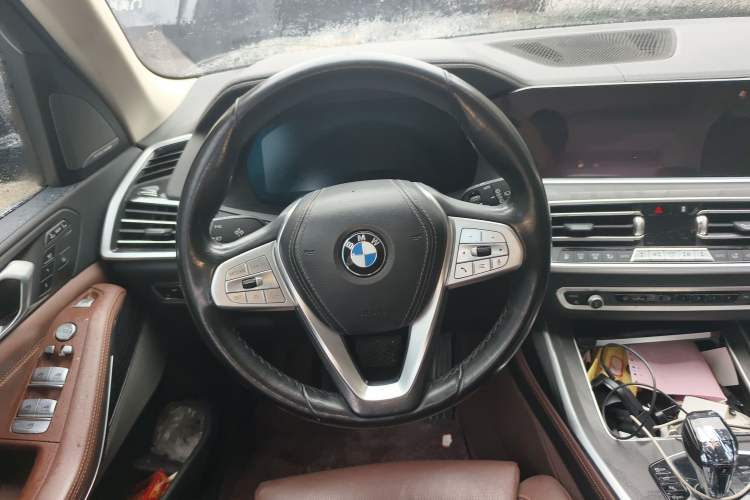 Used BMW X7 2021 Facelifted xDrive40i Luxury Package with Leading Features Steering Wheel