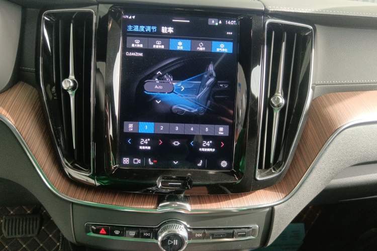 Used Volvo XC60 New Energy 2024 T8 Plug-in Hybrid Long-Range All-Wheel Drive Smart Luxury Edition
