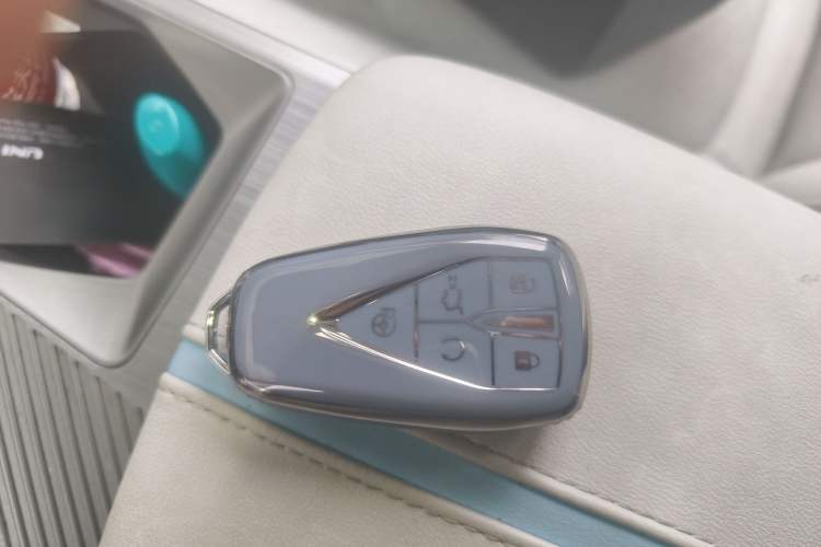 Used CHANGAN OSHAN Z6 New Energy 2022 Facelift Blue Whale iDD 150KM Flagship PLUS Smart Parking Edition Vehicle Key