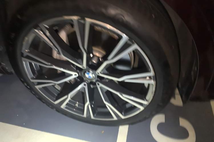 Used BMW X7 2019 xDrive40i Personalized Limited Edition Luxury Package Right Front Wheel Hub