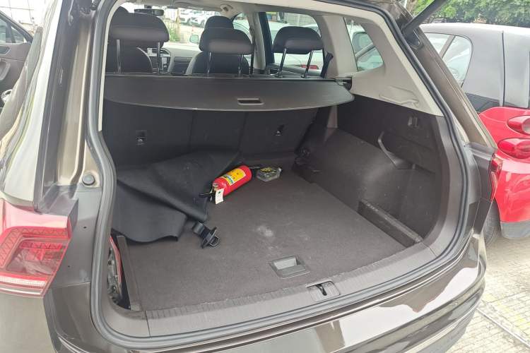 Used Volkswagen Tiguan L 2017 380TSI Automatic All-Wheel-Drive Luxury Edition Trunk