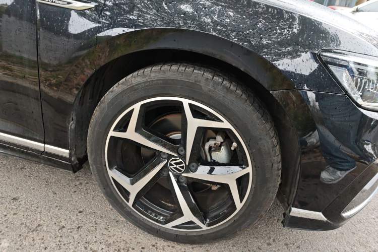 Used Volkswagen Magotan 2023 2 Million Units Commemorative Edition 330TSI DSG Luxury Version Right Front Wheel Hub