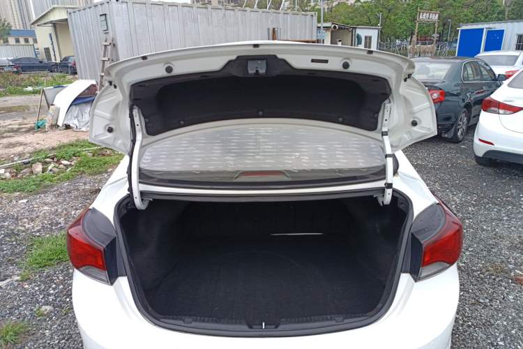 Used Hyundai Elantra (5th Generation / Langdong) 2016 1.6L Automatic Smart Version Trunk