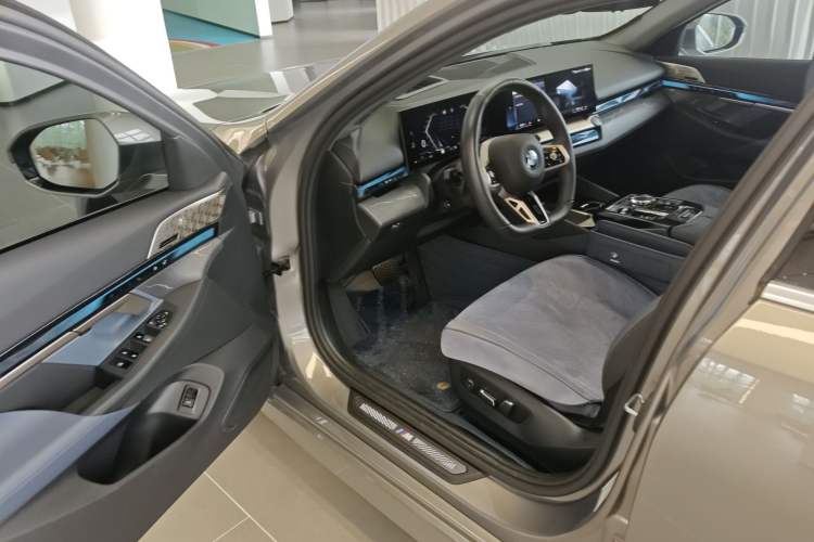 Used BMW 5 Series 2024 530Li Luxury Edition M Sport Package