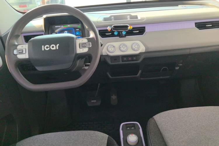 Used Chery QQ Ice Cream 2022 120km Conical Shape Lithium Iron Phosphate Interior 2