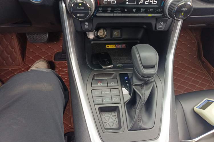 Used Toyota RAV4 2023 2.0L CVT 4x4 Adventure Edition Gear Lever