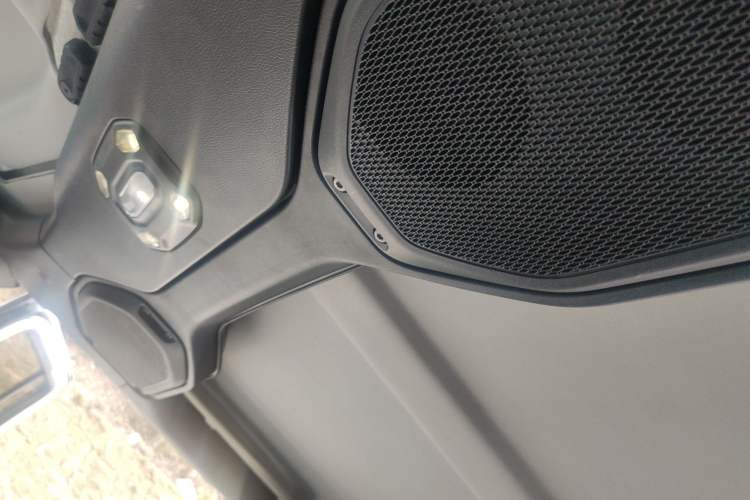 Used Jeep Wrangler 2019 2.0T Sahara Four-Door Version China VI Emission Standard