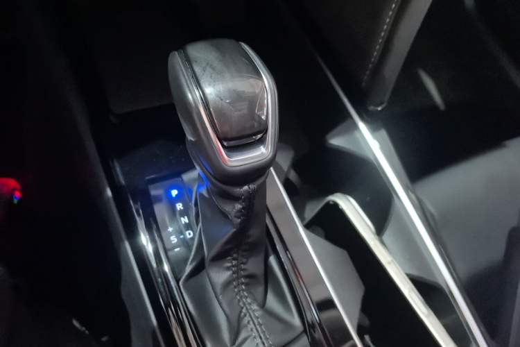 Used Toyota Camry 2024 Dual-Motor 2.0 HGVP Luxury Edition Gear Lever