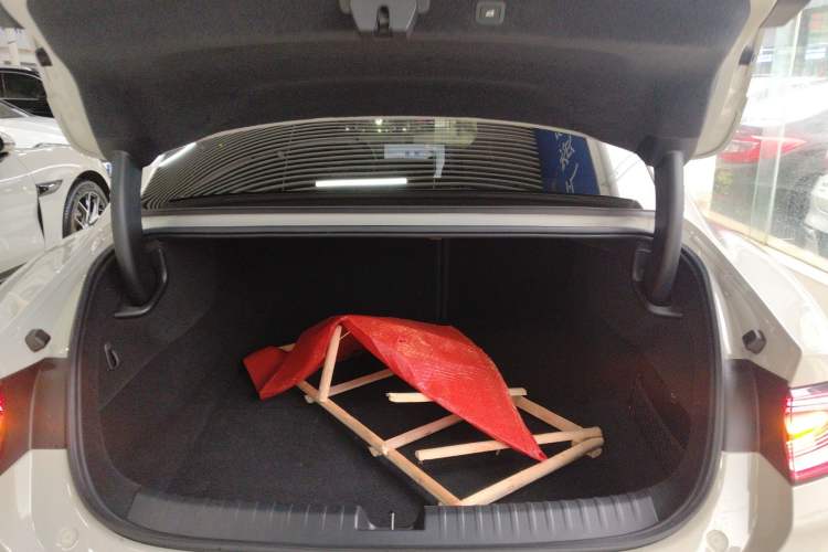 Used Xiaomi Auto SU7 2024 Four-Wheel-Drive Max Founder's Edition Trunk