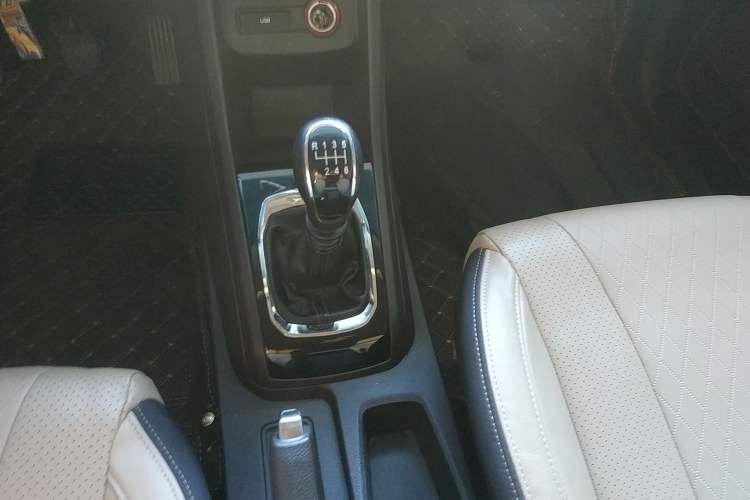 Used Baojun 310W 2017 1.5L Manual Fashion Model China V