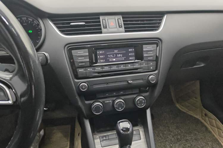 Used Skoda Octavia 2017 1.6L Automatic Smart Drive Edition Audio And AC Panel