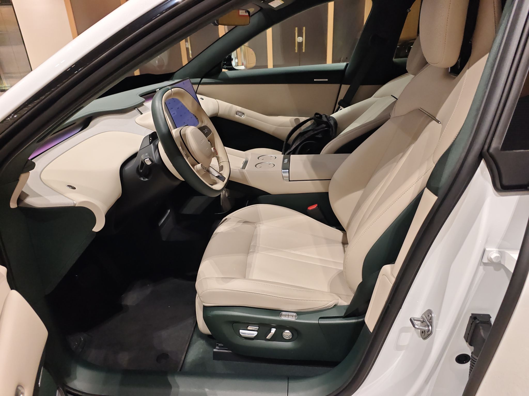 المقاعد الأمامية داخل السيارة