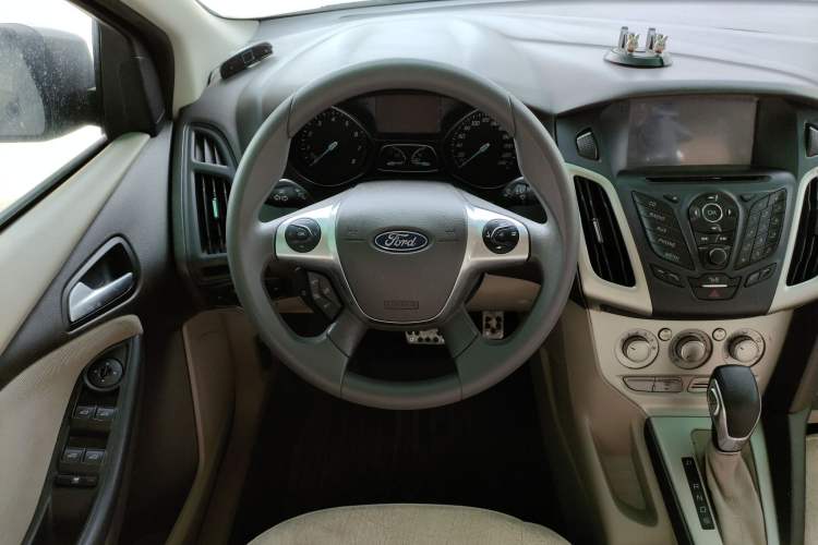 Used Ford Focus 2012 Sedan 1.6L Automatic Comfort Model Steering Wheel