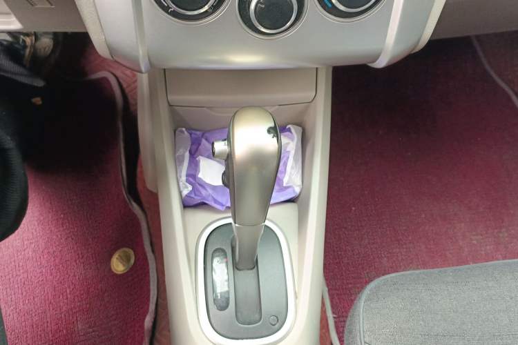 Used Venucia R50 2015 1.6L Automatic Fashion Edition Gear Lever