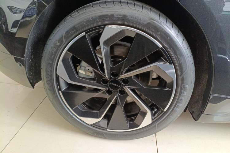 Used Zeekr 001 2022 Long-Range Dual-Motor WE Edition Right Rear Wheel Hub