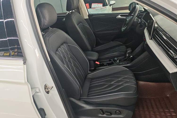 Used Volkswagen Tiguan L 2023 Facelifted 380TSI Automatic All-Wheel Drive R-Line Plus Version 7-Seater Right Front Seat