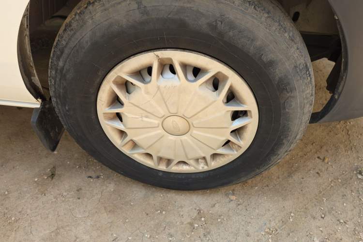 Used Ford Transit 2019 2.0T Diesel Multi-Purpose Commercial Vehicle Short Wheelbase Mid-Roof Design 6-Seater China VI Standard Right Front Wheel Hub