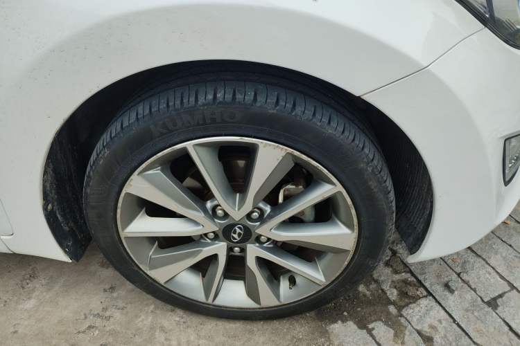 Used Hyundai Elantra (5th Generation / Langdong) 2015 1.6L Automatic Leading Model Right Front Wheel Hub
