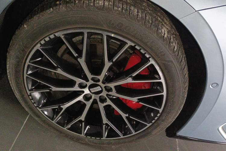 Used Geely Galaxy E8 2025 620 km All-Wheel Drive Starship LiDAR-Enabled Intelligent Driving Version Right Front Wheel Hub