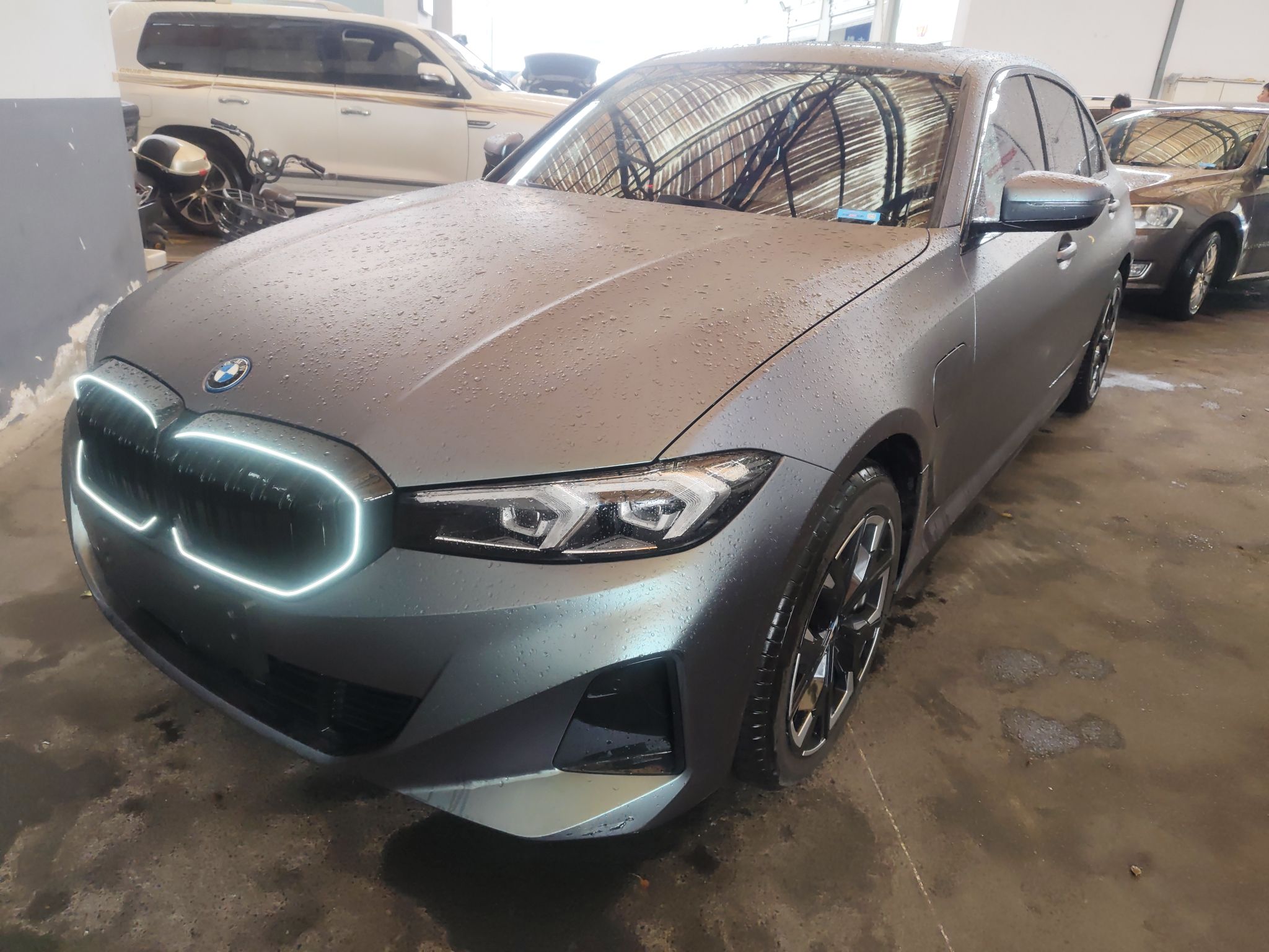 Под передней частью автомобиля