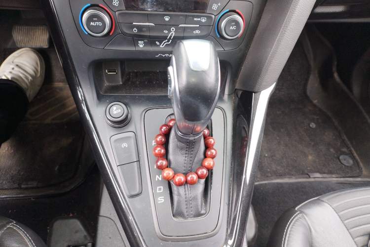 Used Ford Focus 2015 Hatchback EcoBoost 125 Automatic Supreme Style Edition Gear Lever