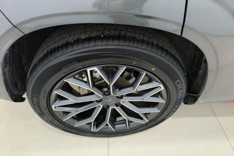 Used CHANGAN OSHAN Z6 2023 Blue Whale 1.5T DCT Smart Edition Right Rear Wheel Hub