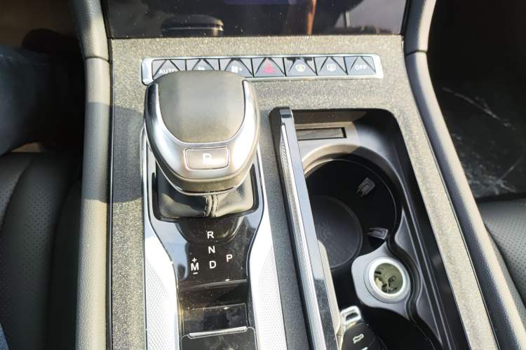 Used Hongqi H5 2024 2.0T Automatic Smart Connect Flagship Edition Gear Lever