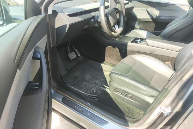 Used Tesla Model Y 2025 Rear-Wheel-Drive Version