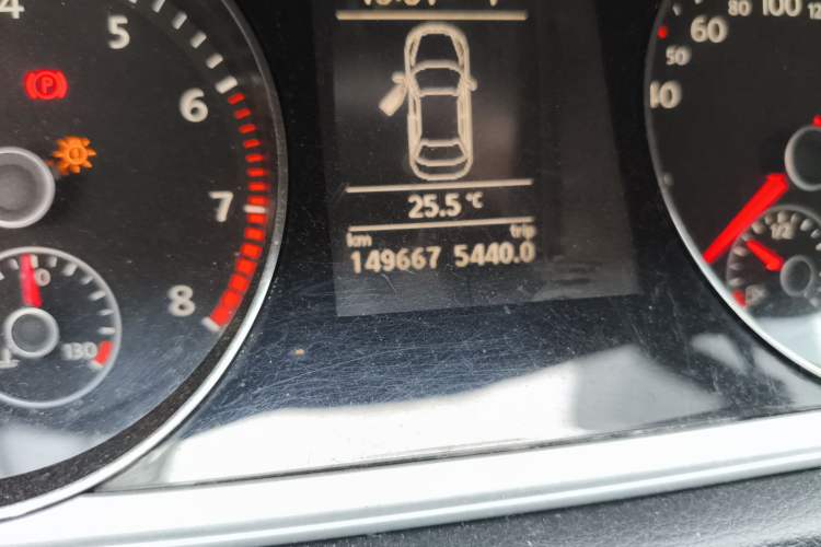 Used Volkswagen Magotan 2015 1.8TSI Advanced Model Odometer Close Up